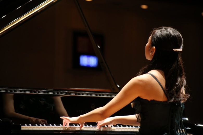 ホールでピアノを弾く女性の写真